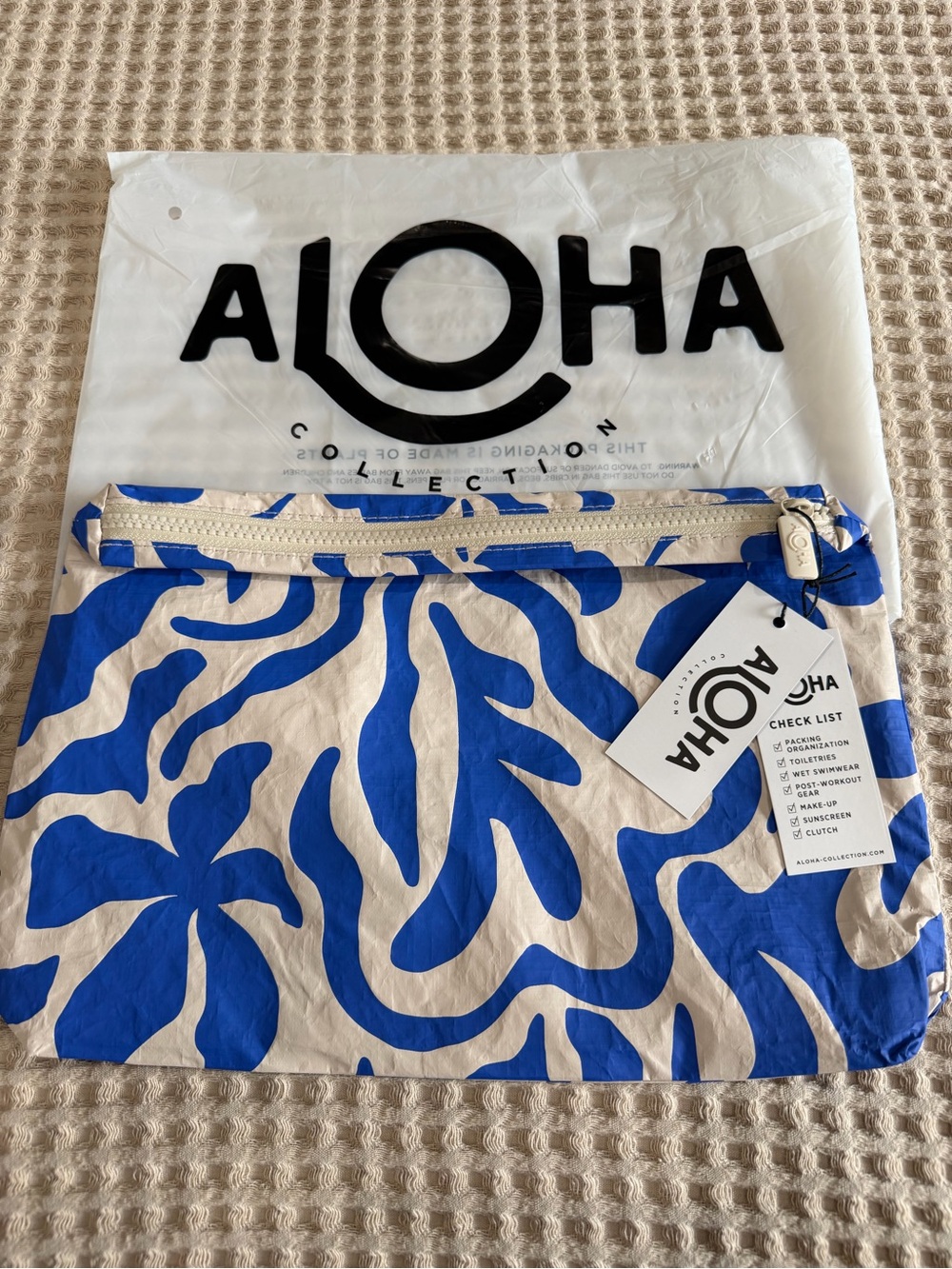 NWT ALOHA Collection Mid Pouch - Picture 2 of 3